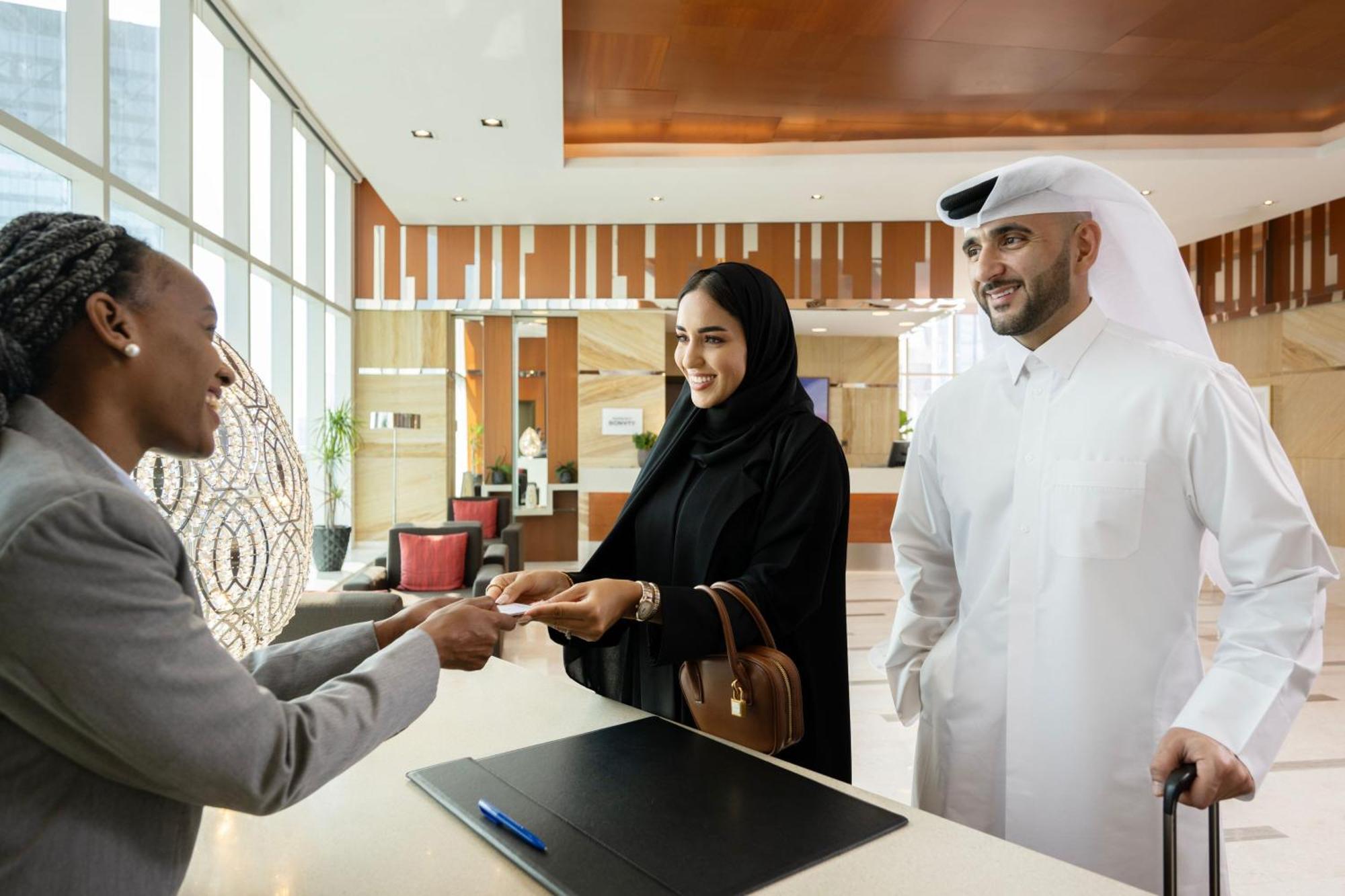 Delta Hotels By Marriott City Center Доха Екстер'єр фото A hotel receptionist welcomes guests