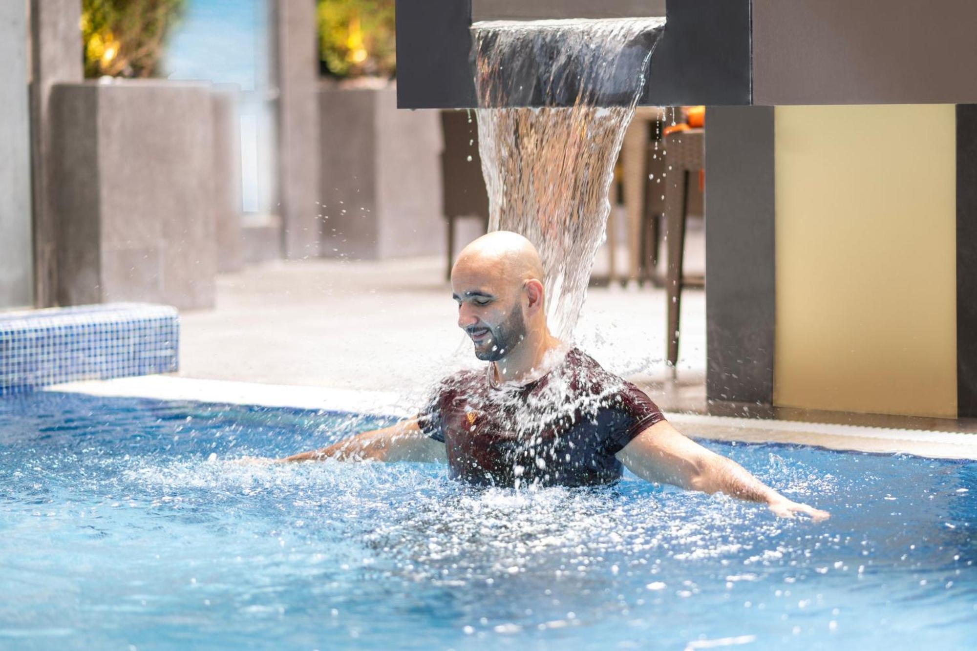 Delta Hotels By Marriott City Center Доха Екстер'єр фото A man swimming in a pool