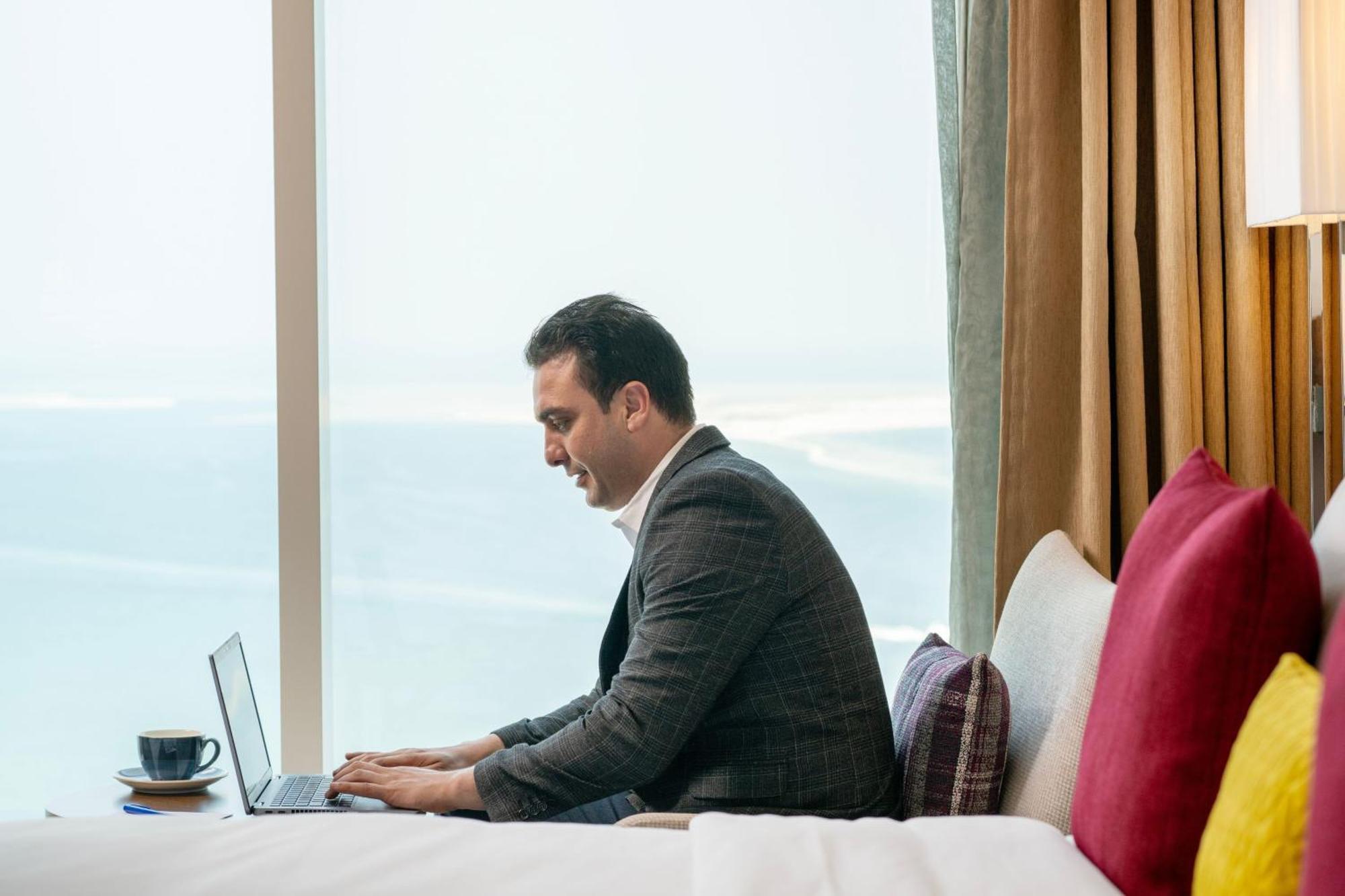 Delta Hotels By Marriott City Center Доха Екстер'єр фото A businessman working on a laptop