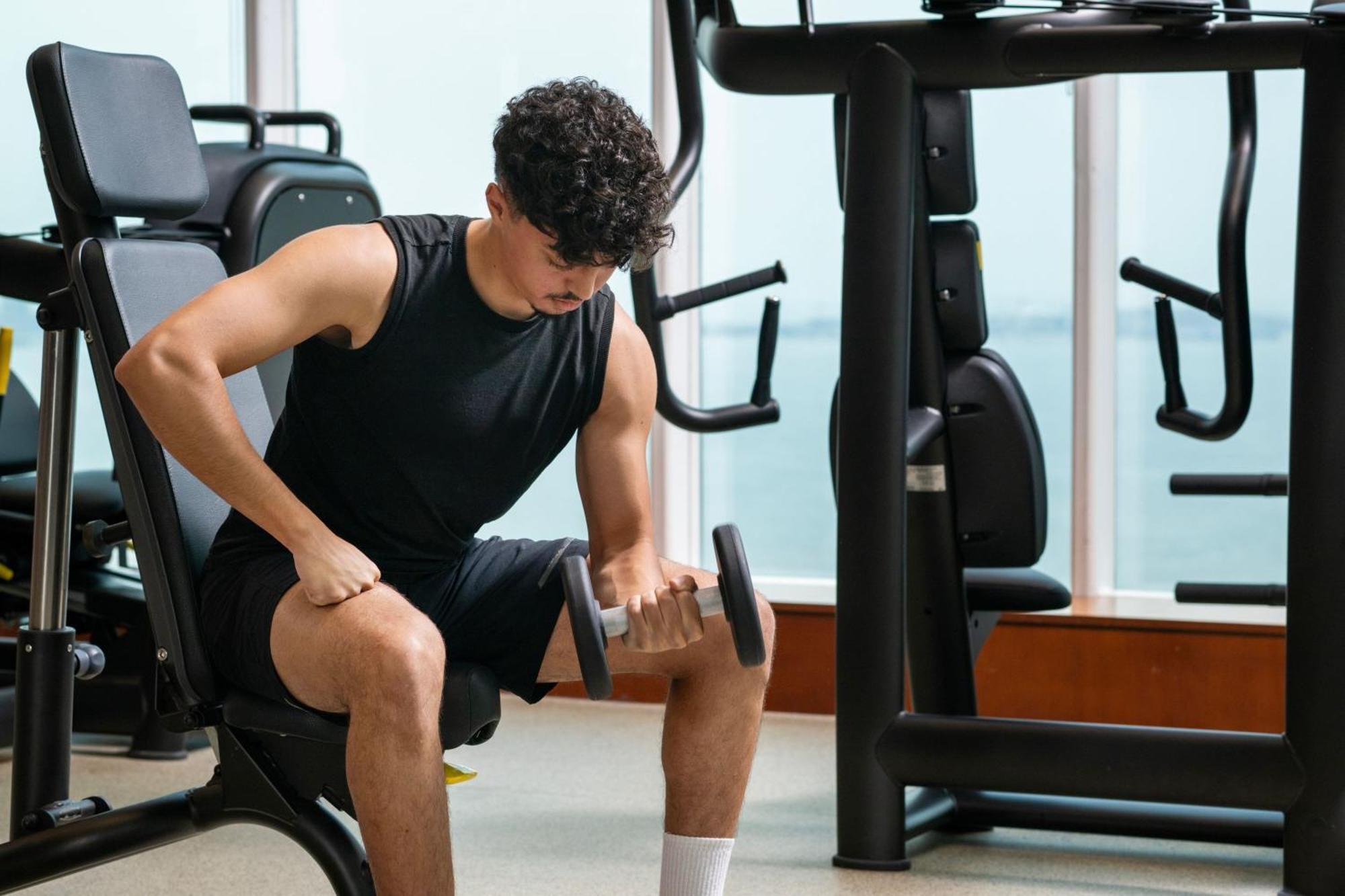 Delta Hotels By Marriott City Center Доха Екстер'єр фото A man lifting weights