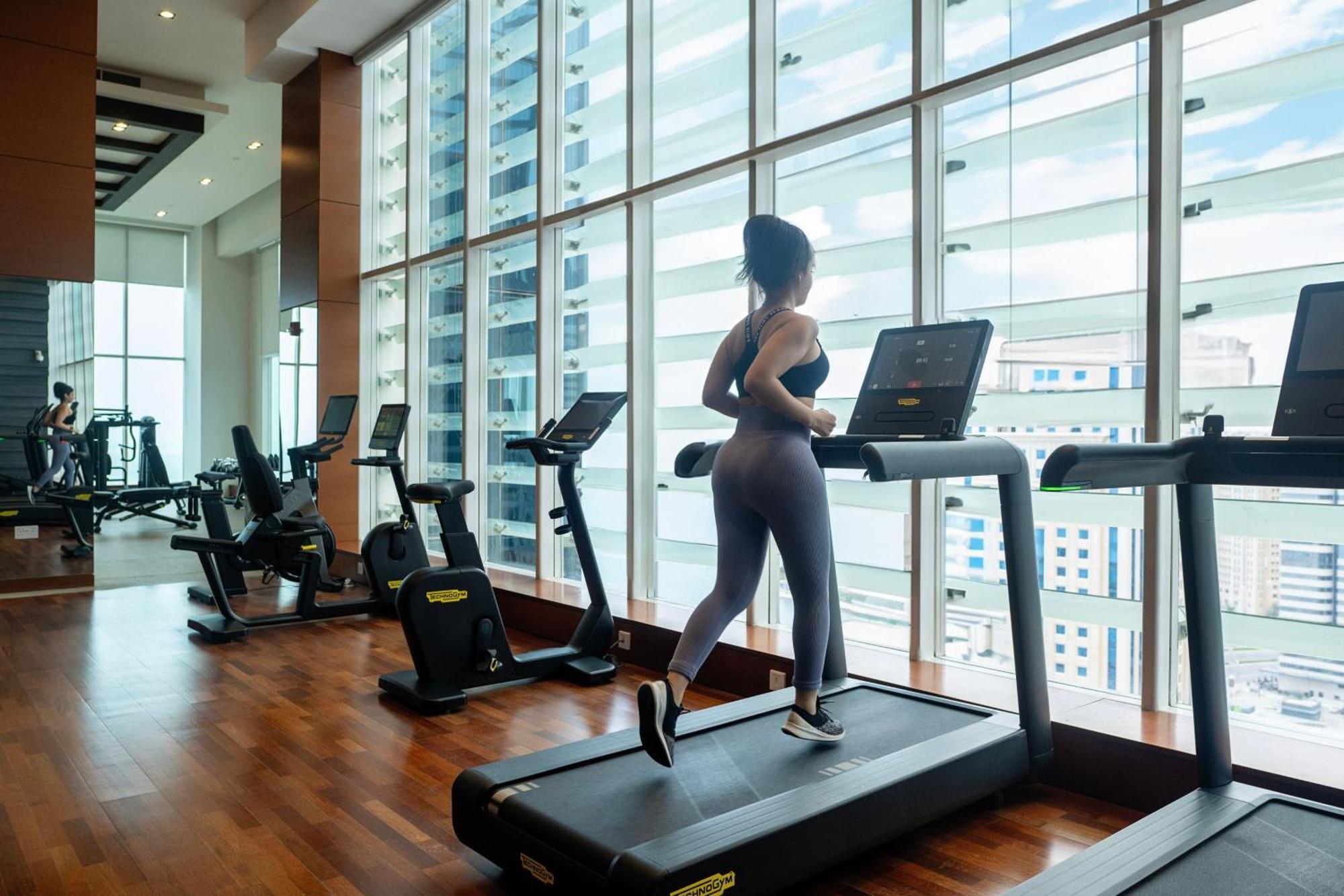 Delta Hotels By Marriott City Center Доха Екстер'єр фото A woman exercising on a treadmill