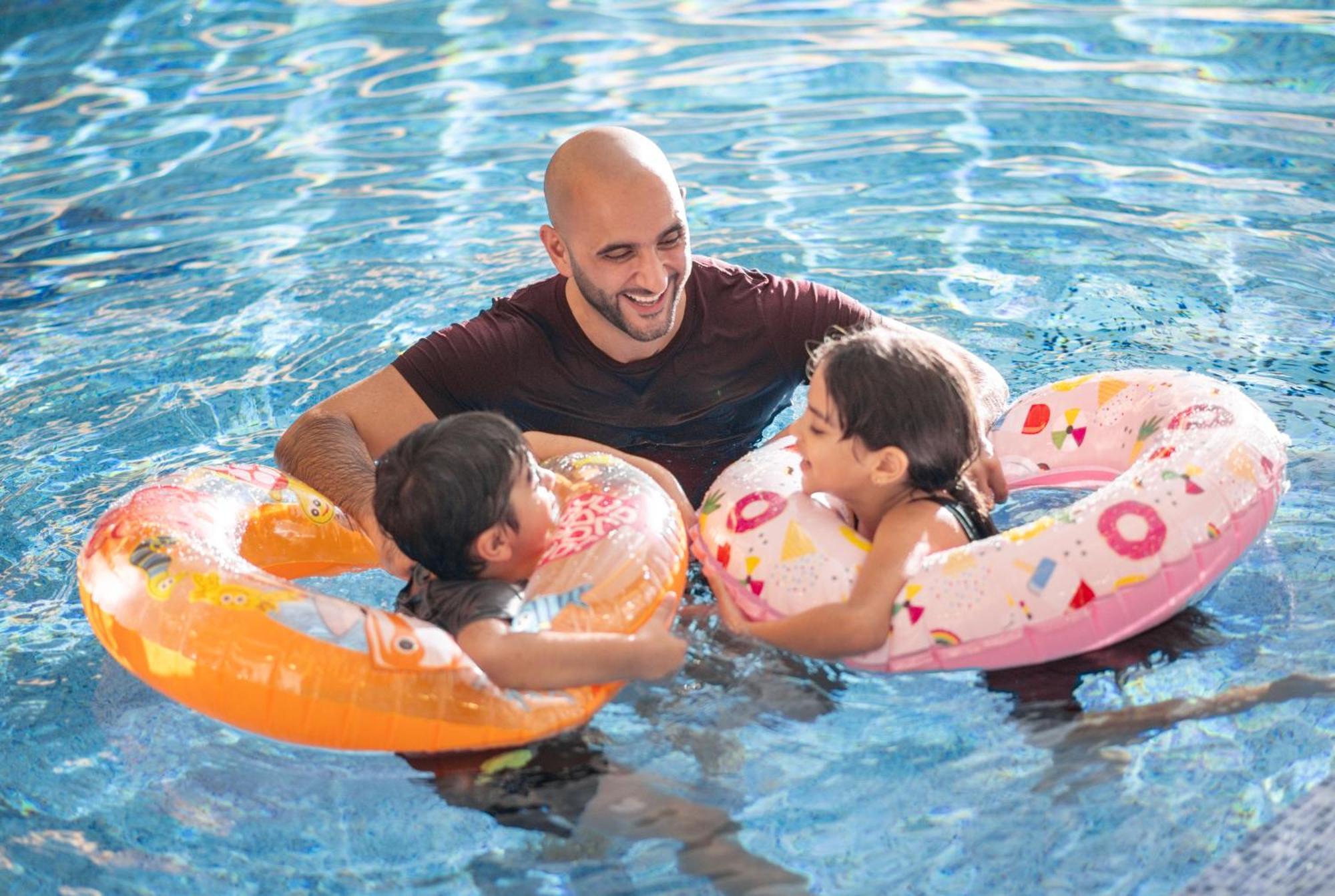 Delta Hotels By Marriott City Center Доха Екстер'єр фото A father and two children in a swimming pool