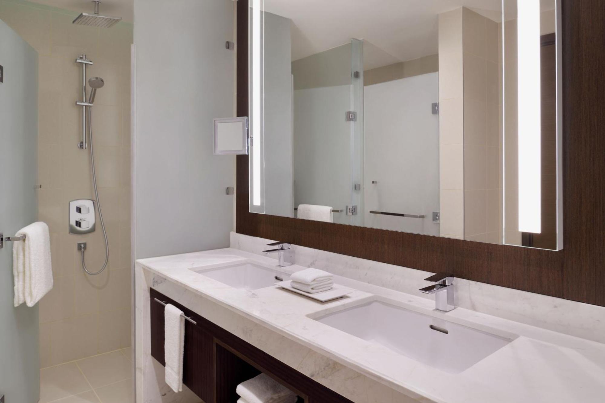 Delta Hotels By Marriott City Center Доха Екстер'єр фото Bathroom