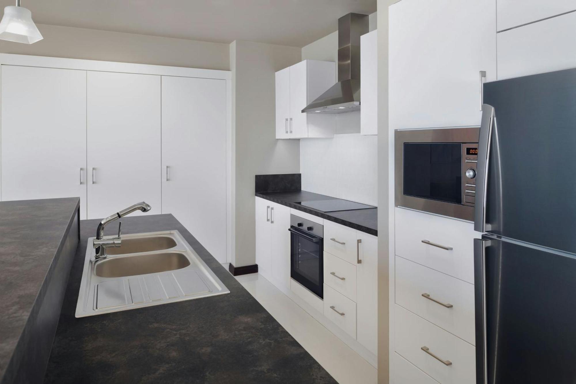 Delta Hotels By Marriott City Center Доха Екстер'єр фото A typical kitchen in a student apartment